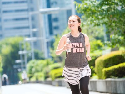 ランニングする女性
